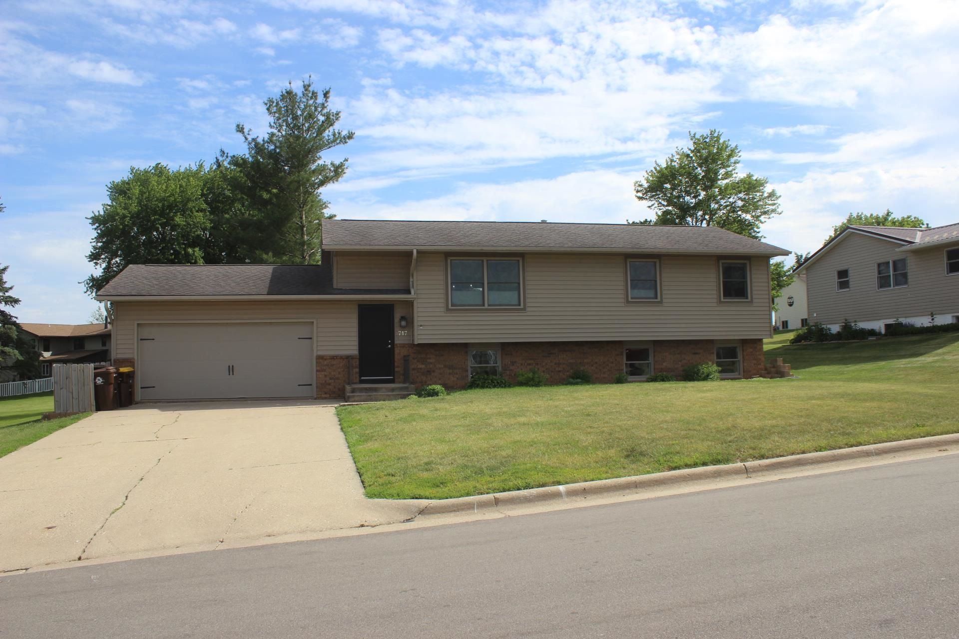 717 Country Club Drive, Maquoketa, IA 52060 Main Photo