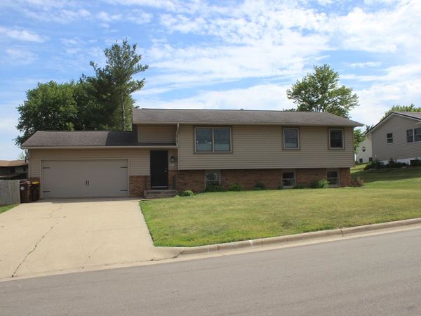 717 Country Club Drive, Maquoketa, IA 52060