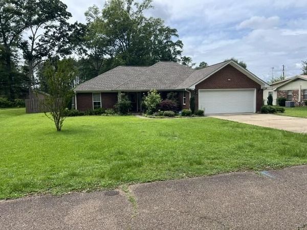 211 Winchester Dr., Amory, MS 38821