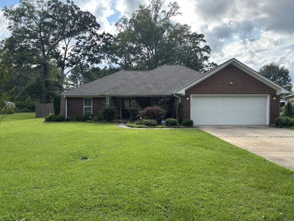 211 Winchester Dr., Amory, MS 38821
