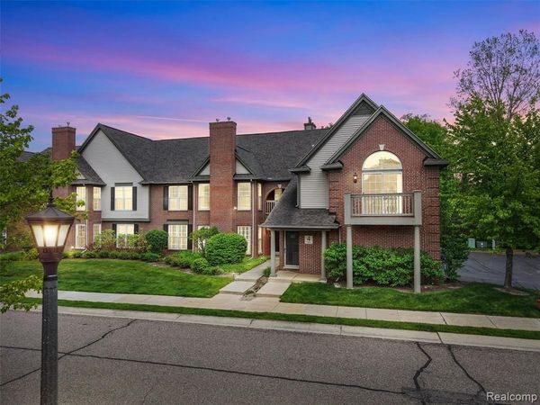 28284 Carlton Way Drive , Novi, MI 48377
