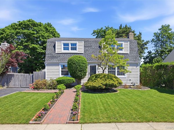 25 Parkdale Drive , North Babylon, NY 11703