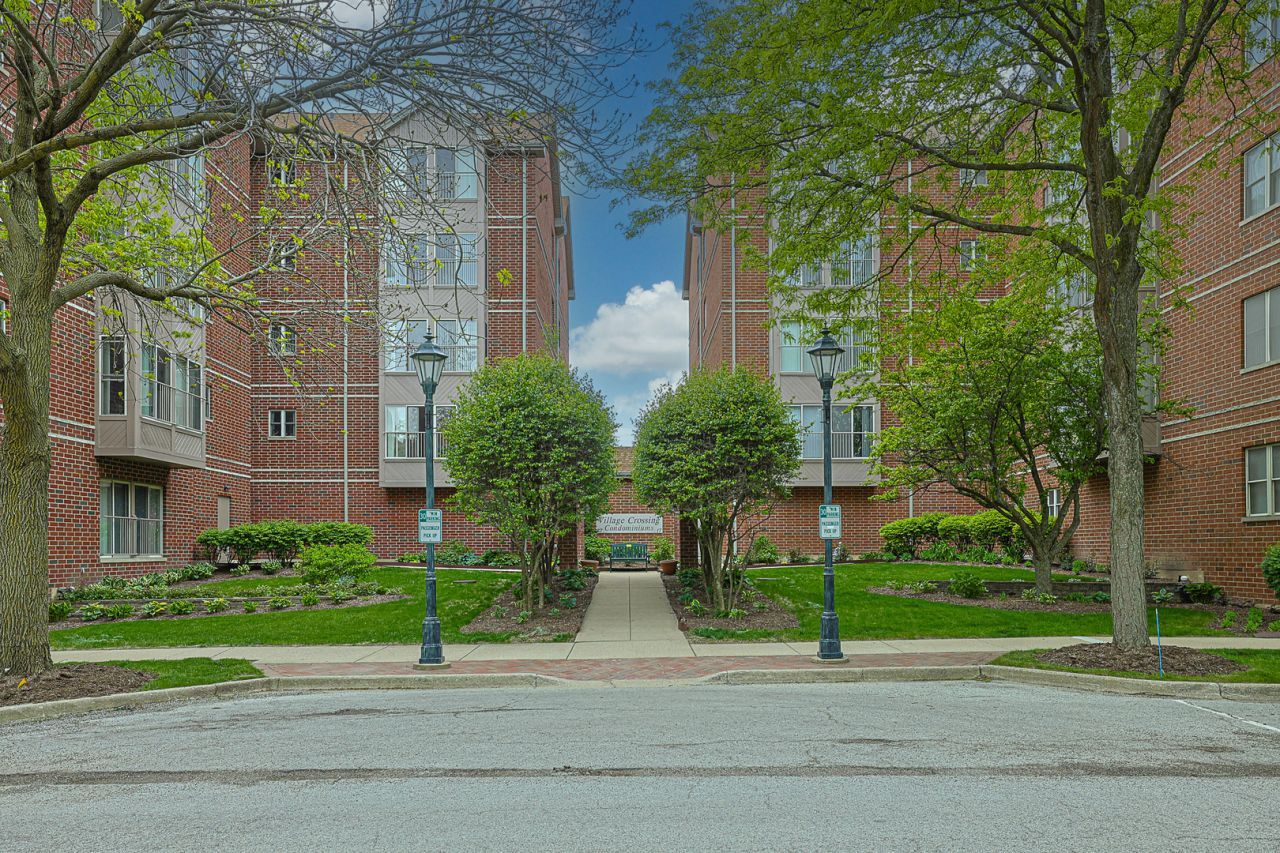 27 E Hattendorf Avenue , Roselle, IL 60172