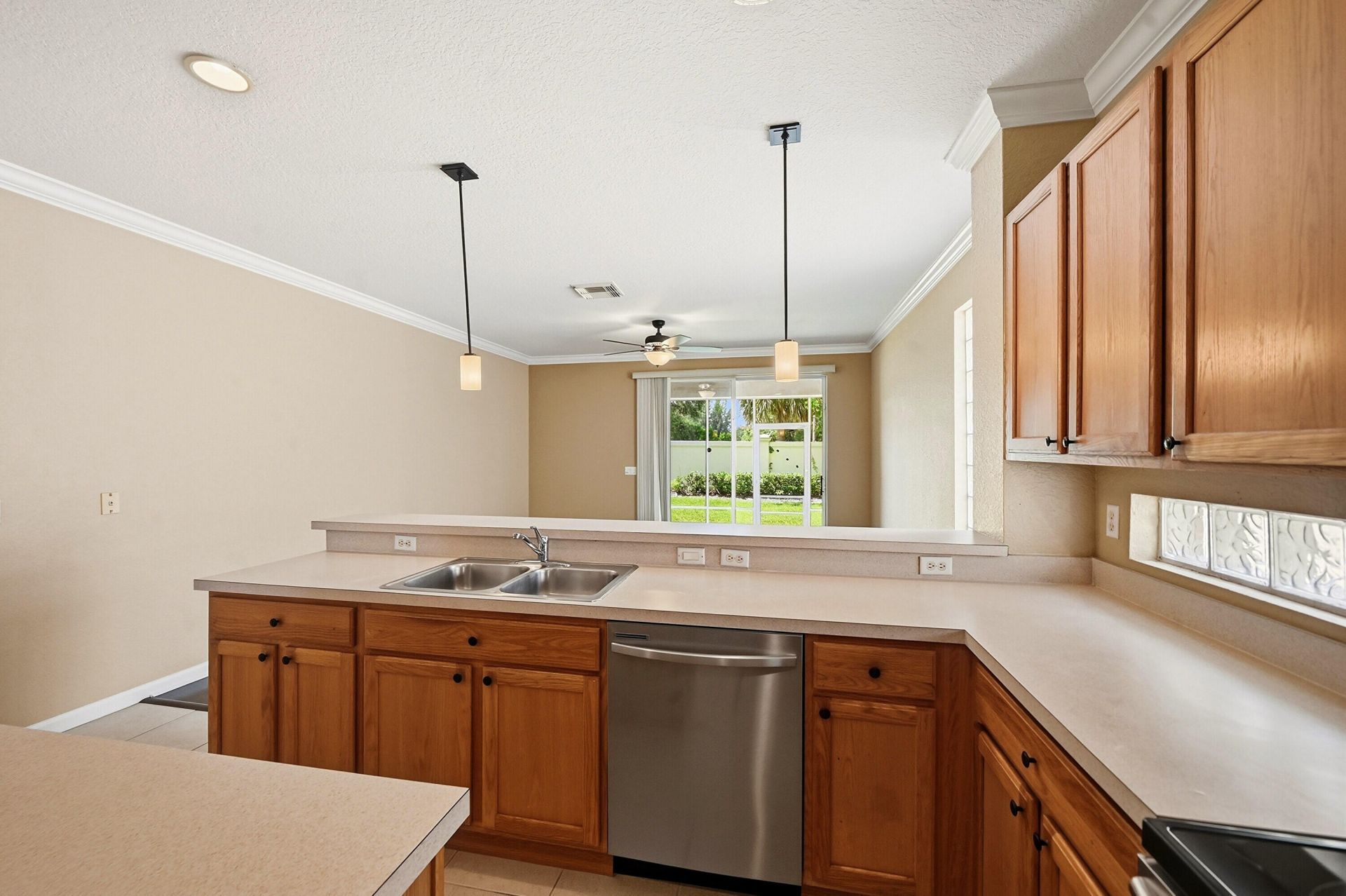 421 Gazetta Way, West Palm Beach, FL 33413 Photo
