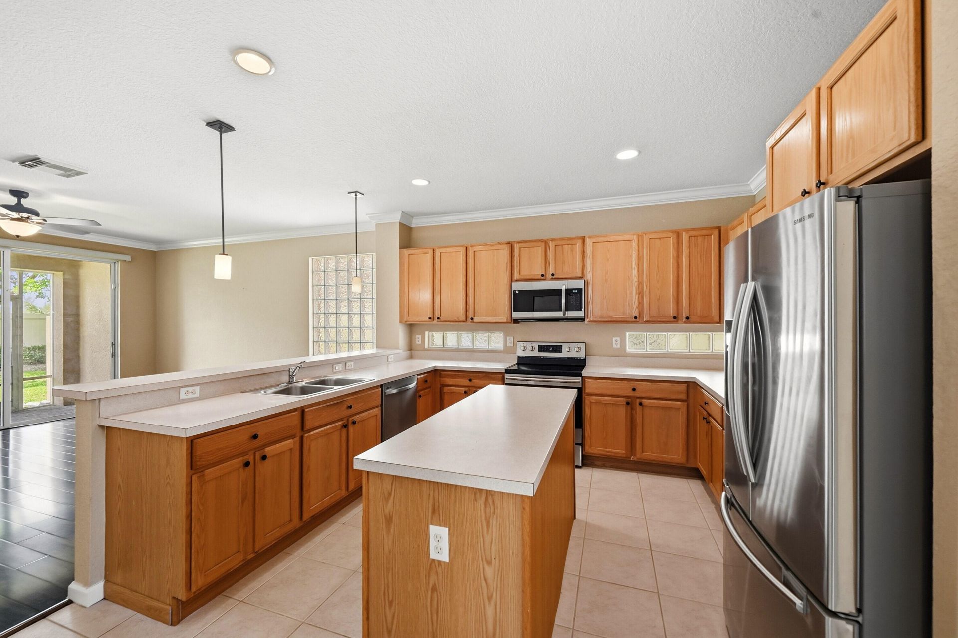 421 Gazetta Way, West Palm Beach, FL 33413 Photo