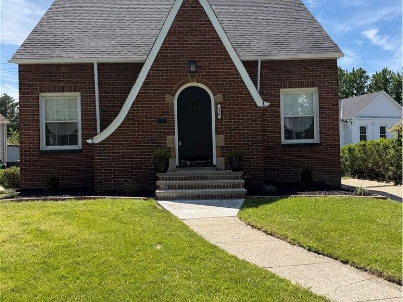 230 E 211th Street, Euclid, OH 44123 Photo 1