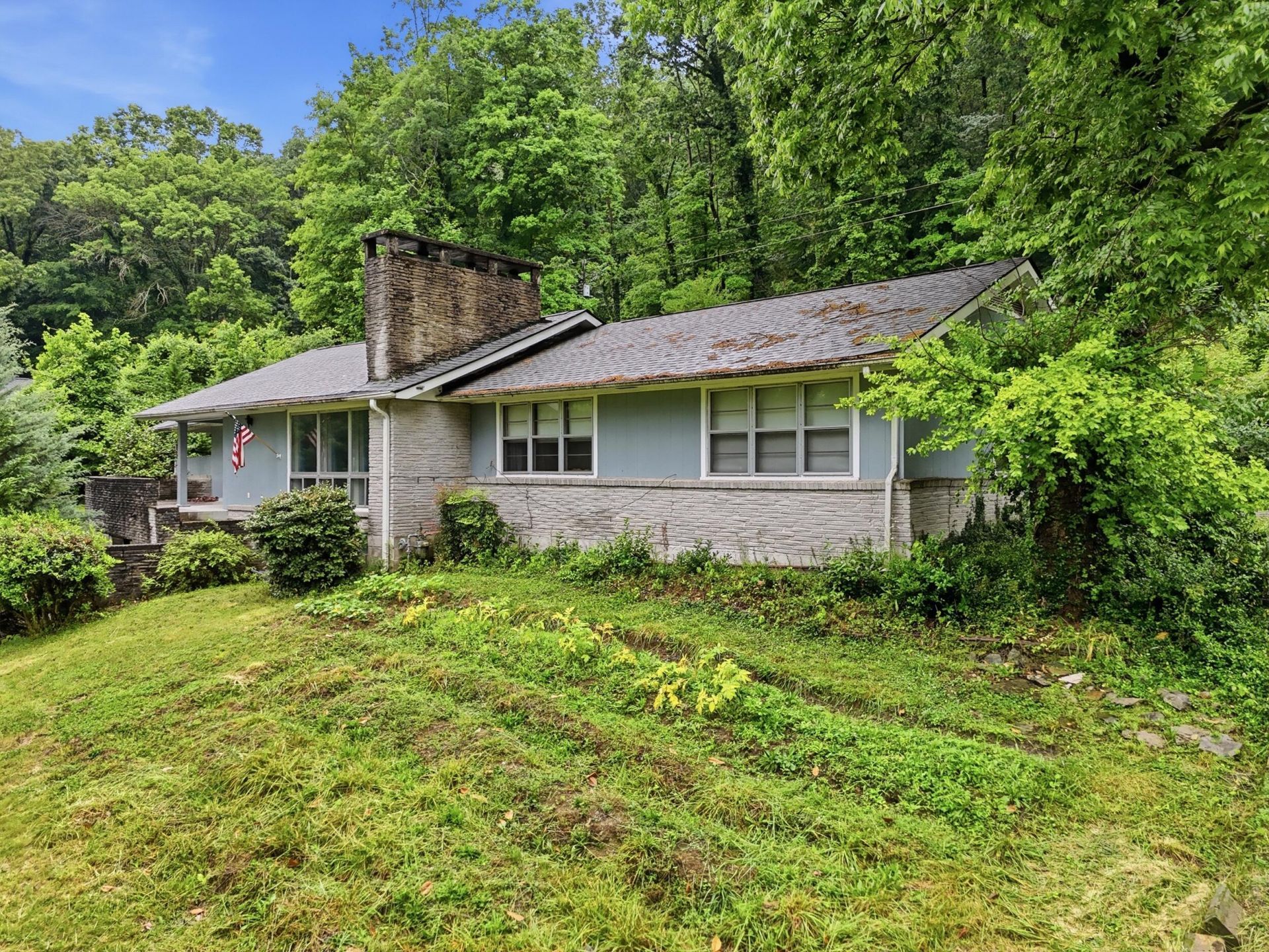 700 Contour Avenue, South Pittsburg, TN 37380 Main Photo