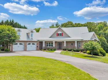 1074 Jefferson Dr W, Forest, VA 24551