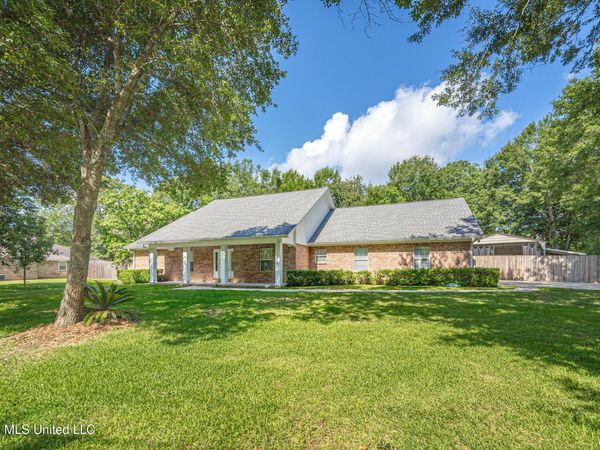 13813 Puerto Drive, Ocean Springs, MS 39564