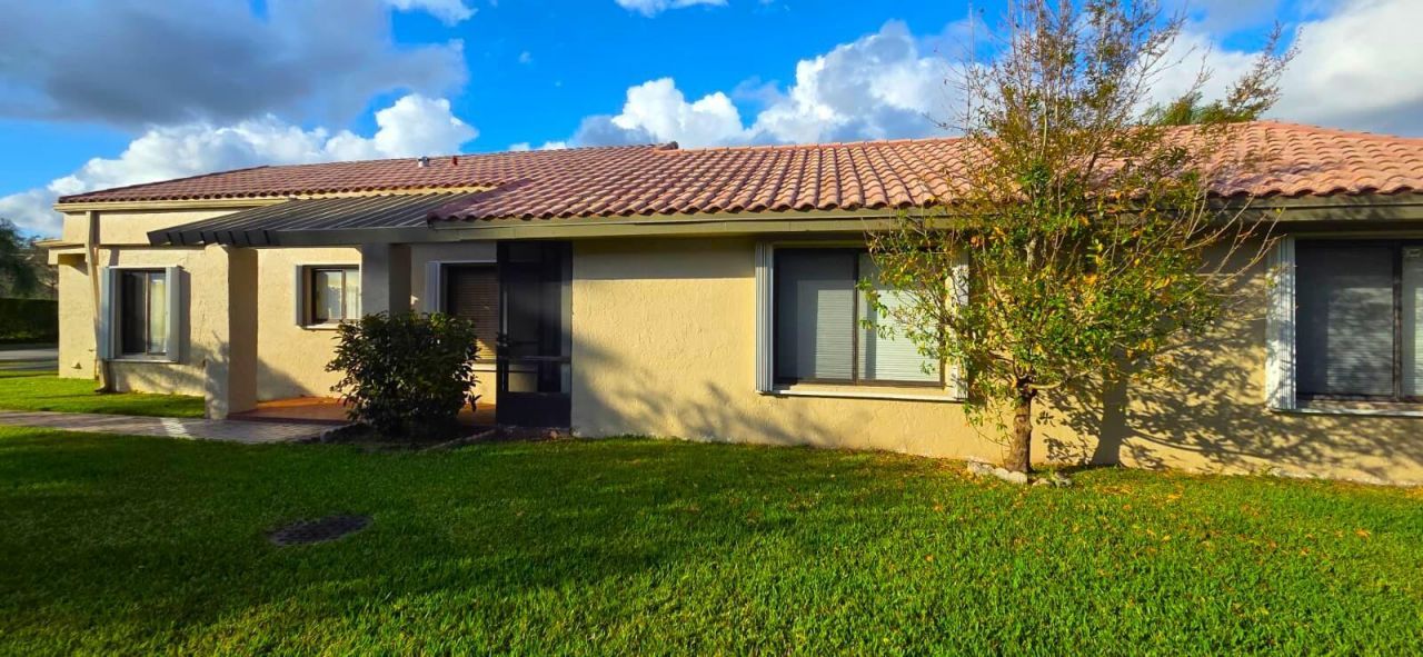 566 Village Lake Drive, Weston, FL 33326 Photo