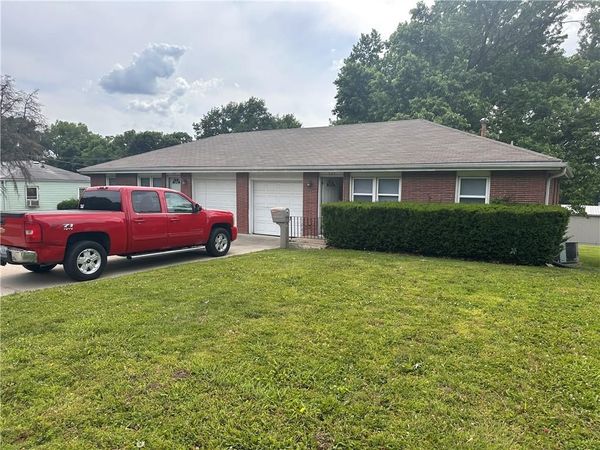 202/204 S Sterling Avenue, Sugar Creek, MO 64054