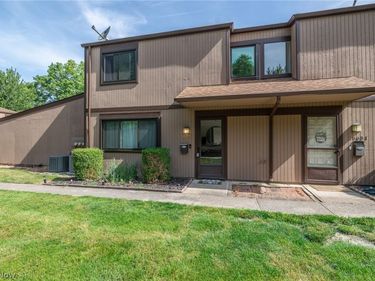 26653 Lake Of The Falls Boulevard, Olmsted Falls, OH 44138