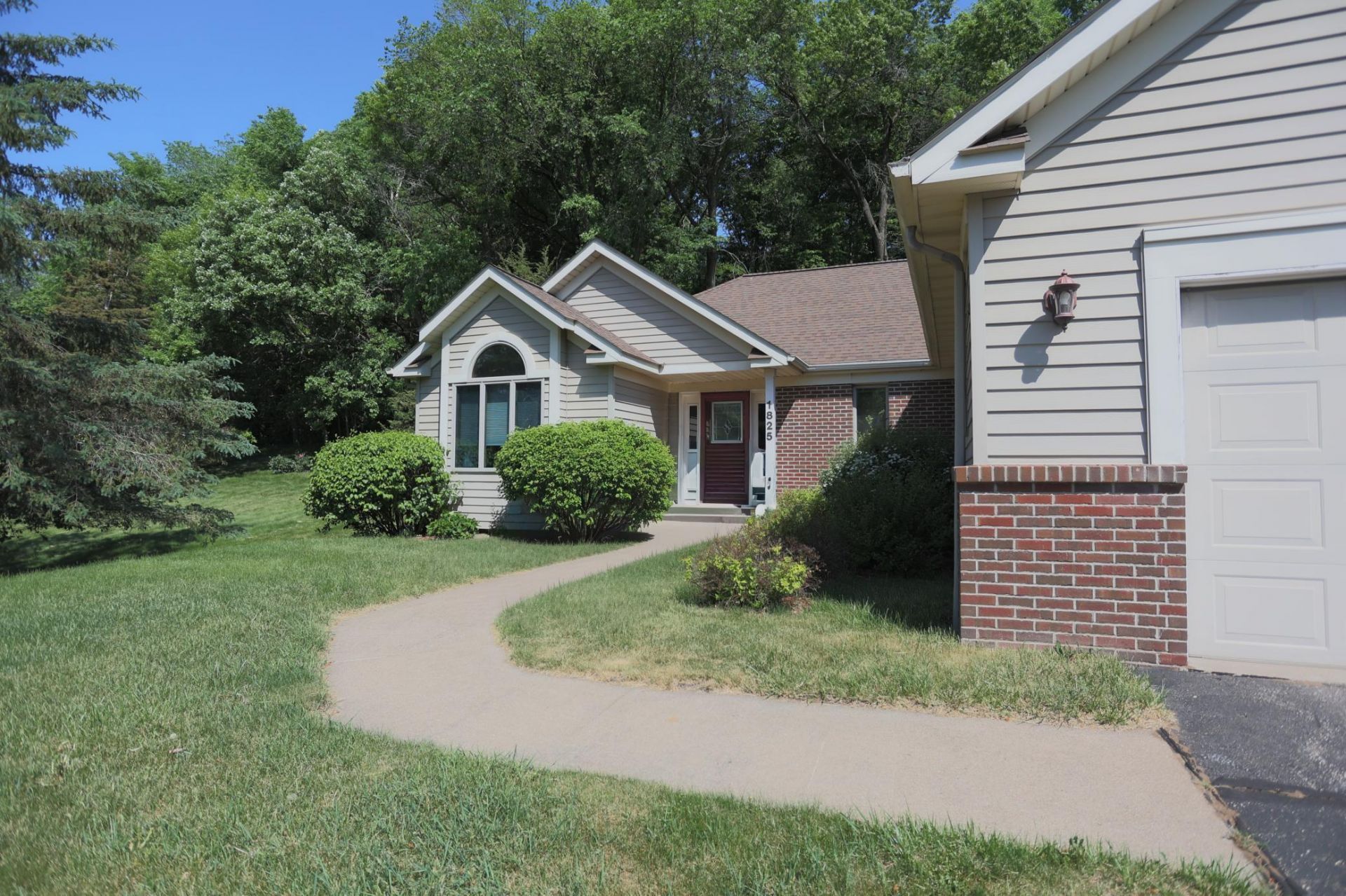 1825 Golf View Drive, River Falls, WI 54022