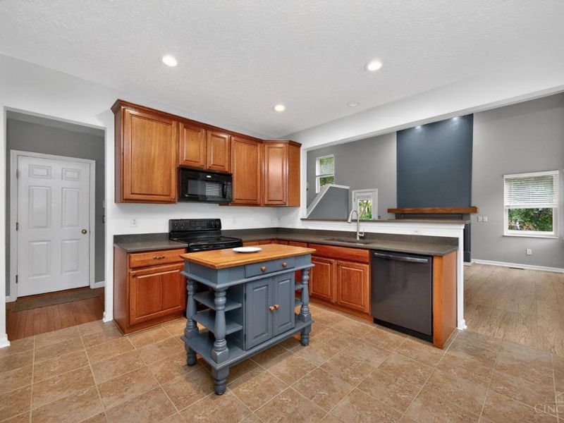 218 Heffron Circle, Hamilton Twp, OH 45039 Photo 10