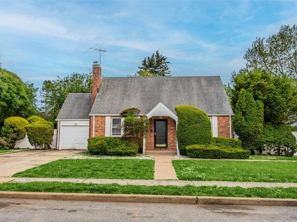 674 Henry Street , Uniondale, NY 11553