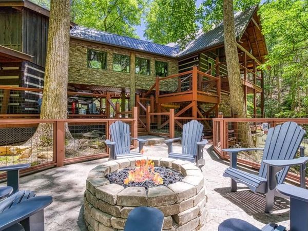 2440 Paradise Falls Way, Sevierville, TN 37862