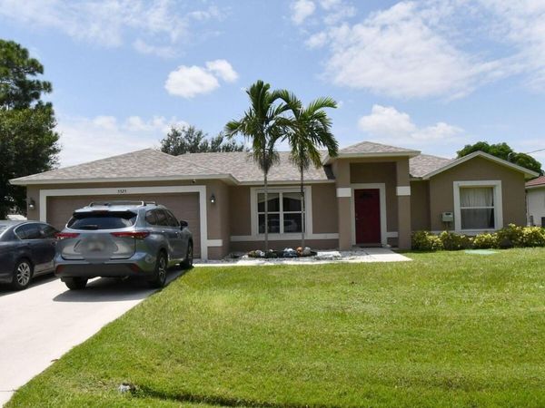 5525 NW North Lundy Circle NW, Port St. Lucie, FL 34986
