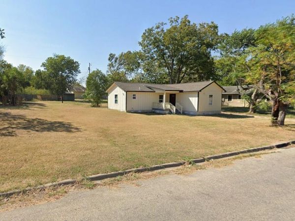 904 E Austin ST, Luling, TX 78648