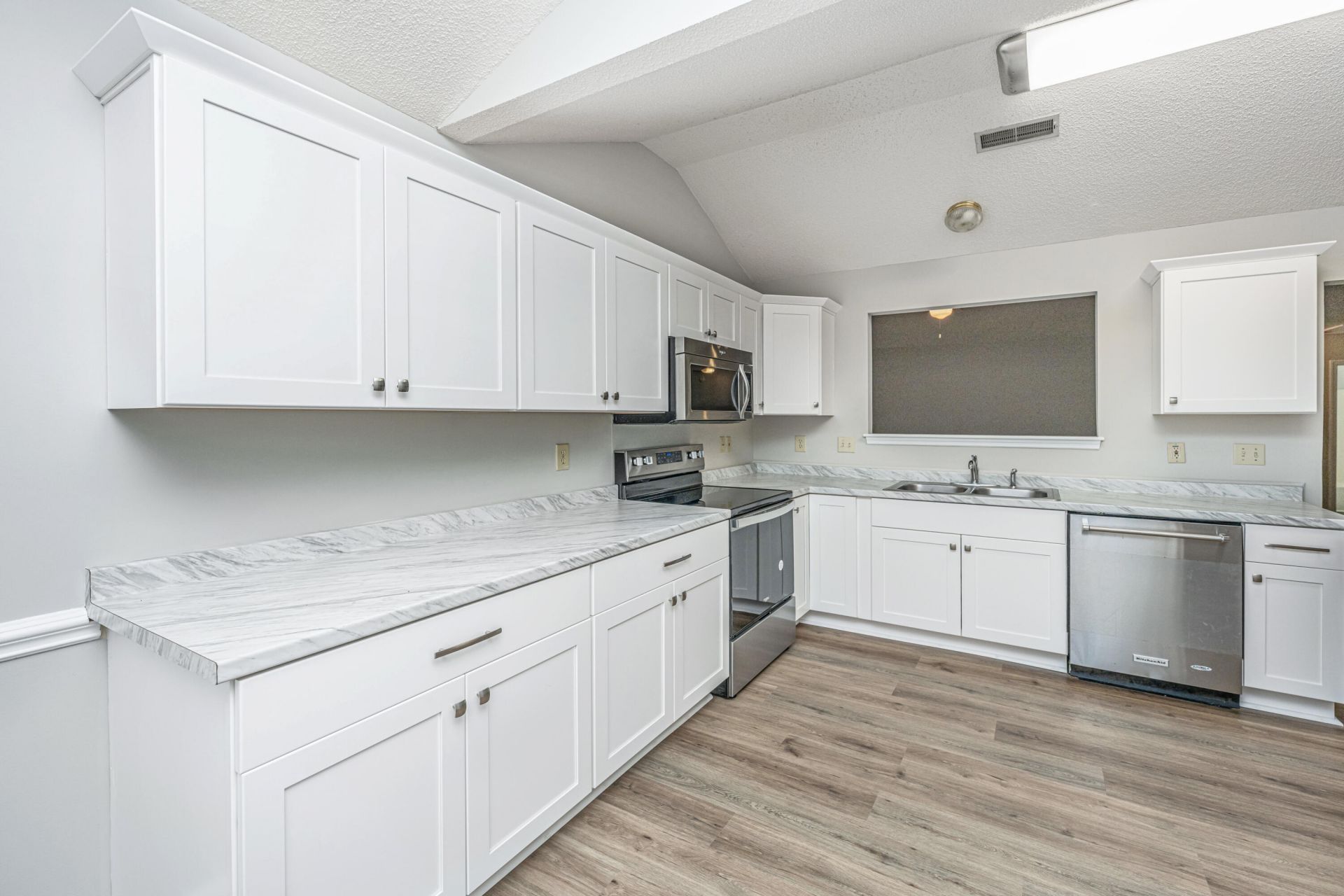 486 Cessna Avenue Photo 12