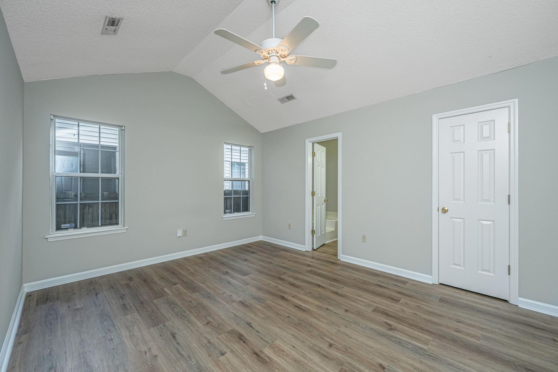 486 Cessna Avenue Photo 16