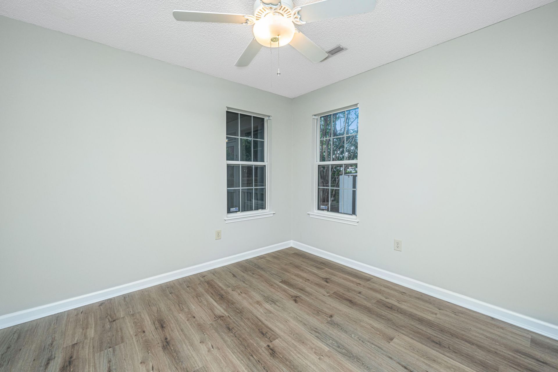 486 Cessna Avenue Photo 26