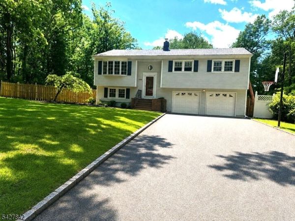 100 Fawn Ridge Dr, Long Hill, NJ 07946