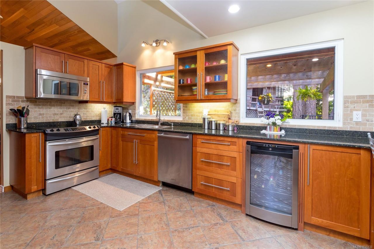 8705 Nash Pl North Saanich, BC V8L 4G9