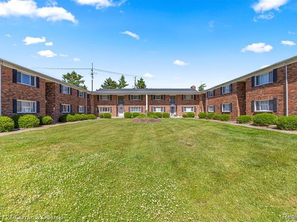 31831 Grand River Avenue, Farmington, MI 48336