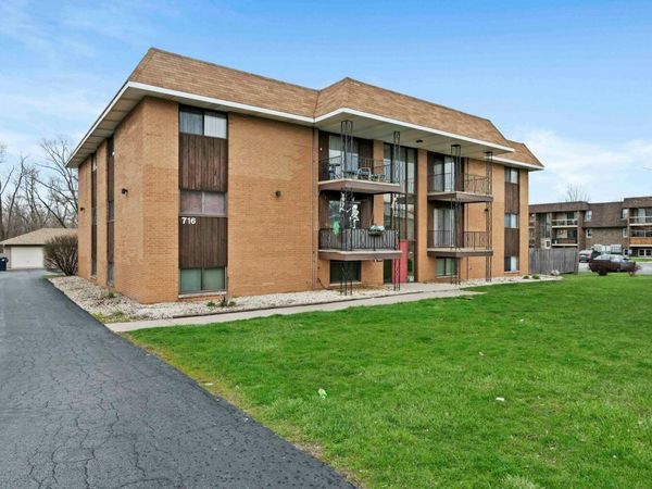 716 Moraine Trace, Unit 8, Schererville, IN 46375
