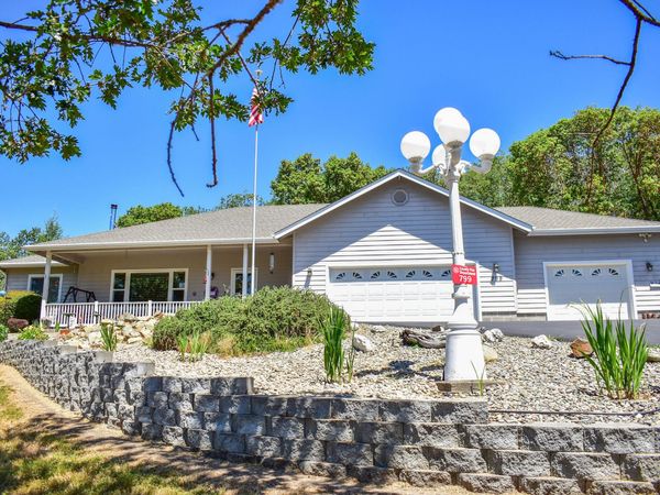 799 Three Pines Road, Grants Pass, OR 97526