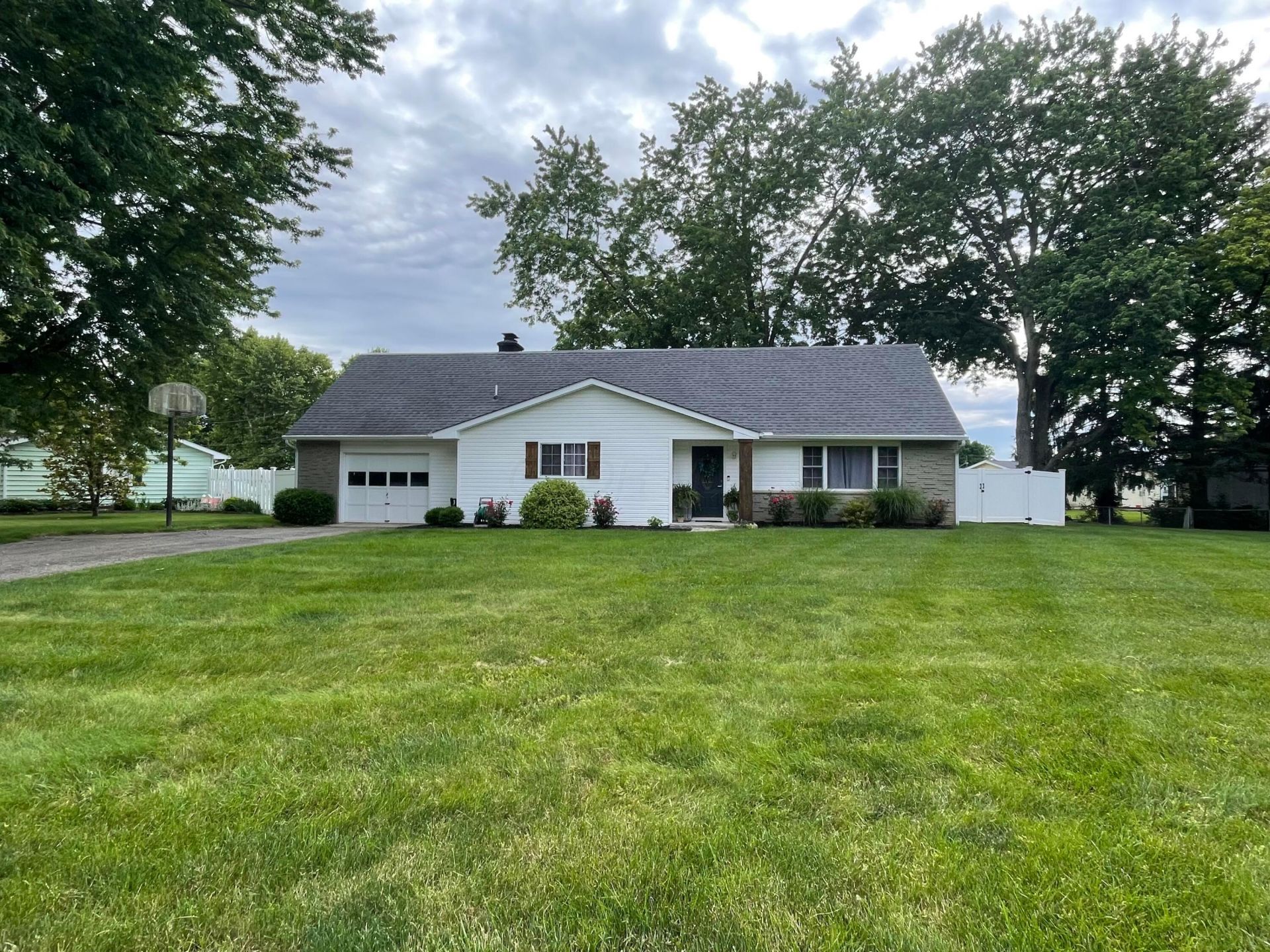 585 Edgewood Drive , Circleville, OH 43113 Main Photo