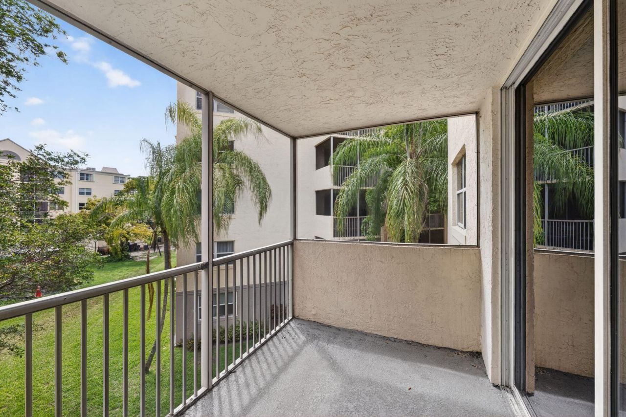 8363 Lake Drive, Unit 308, Doral, FL 33166 Photo