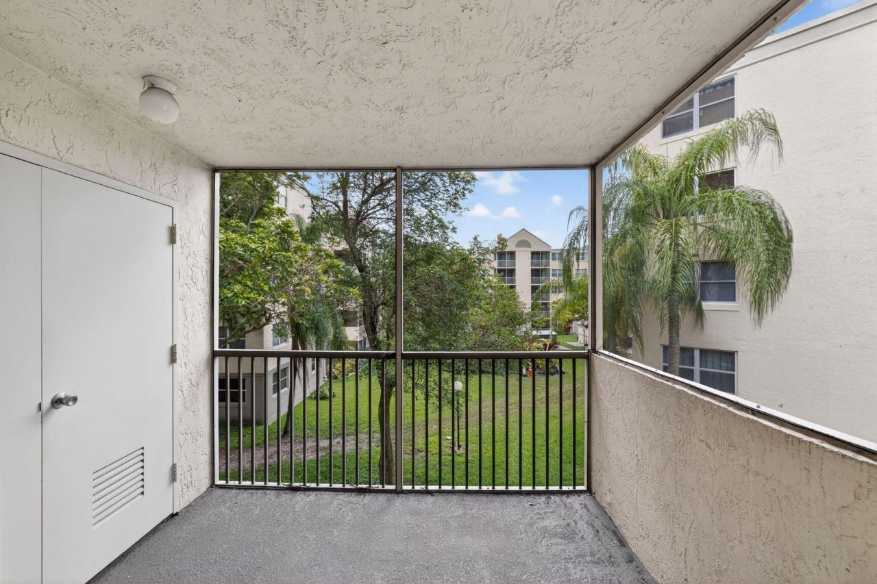 8363 Lake Drive, Unit 308, Doral, FL 33166 Photo