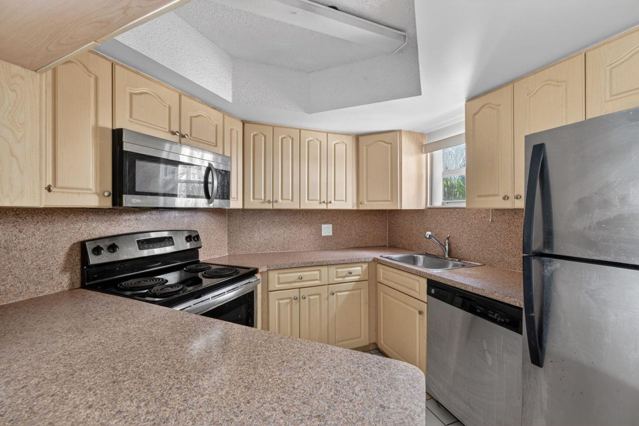 8363 Lake Drive, Unit 308, Doral, FL 33166 Photo