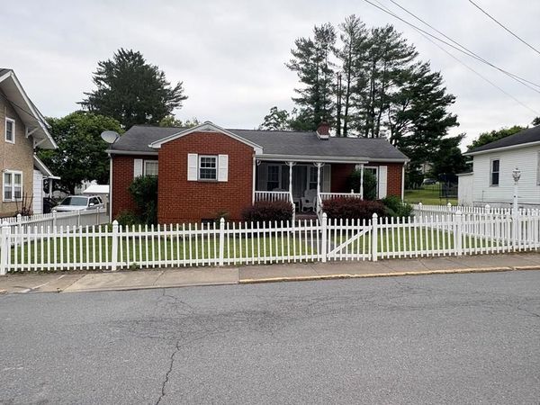 212 Summerlee Ave, OAK HILL, WV 25901