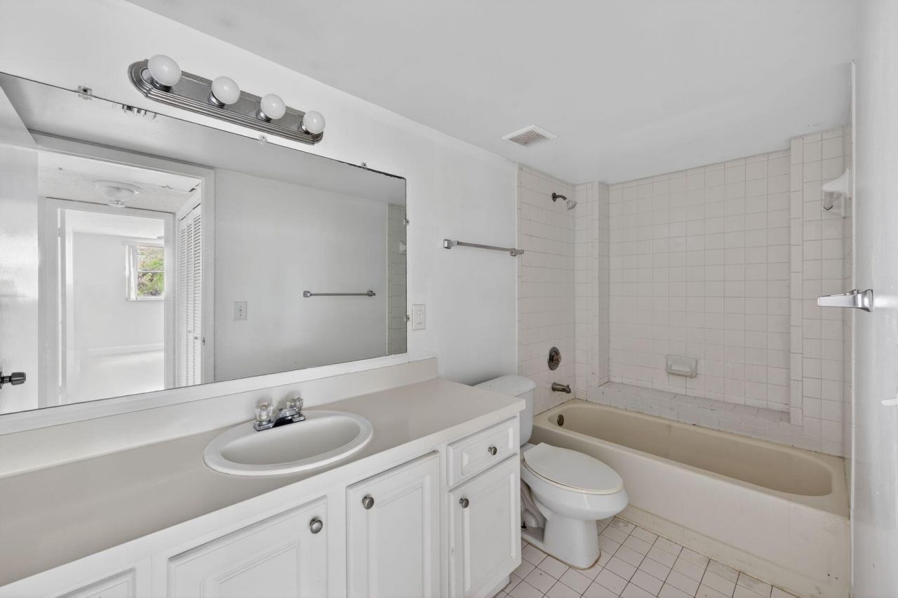 8373 Lake Drive, Unit Apt 307, Doral, FL 33166 Photo