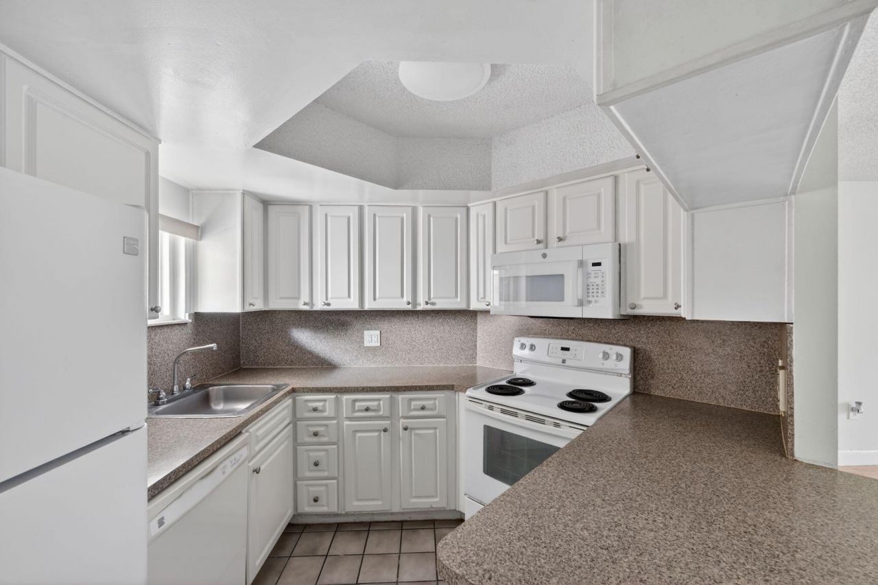 8373 Lake Drive, Unit Apt 307, Doral, FL 33166 Photo