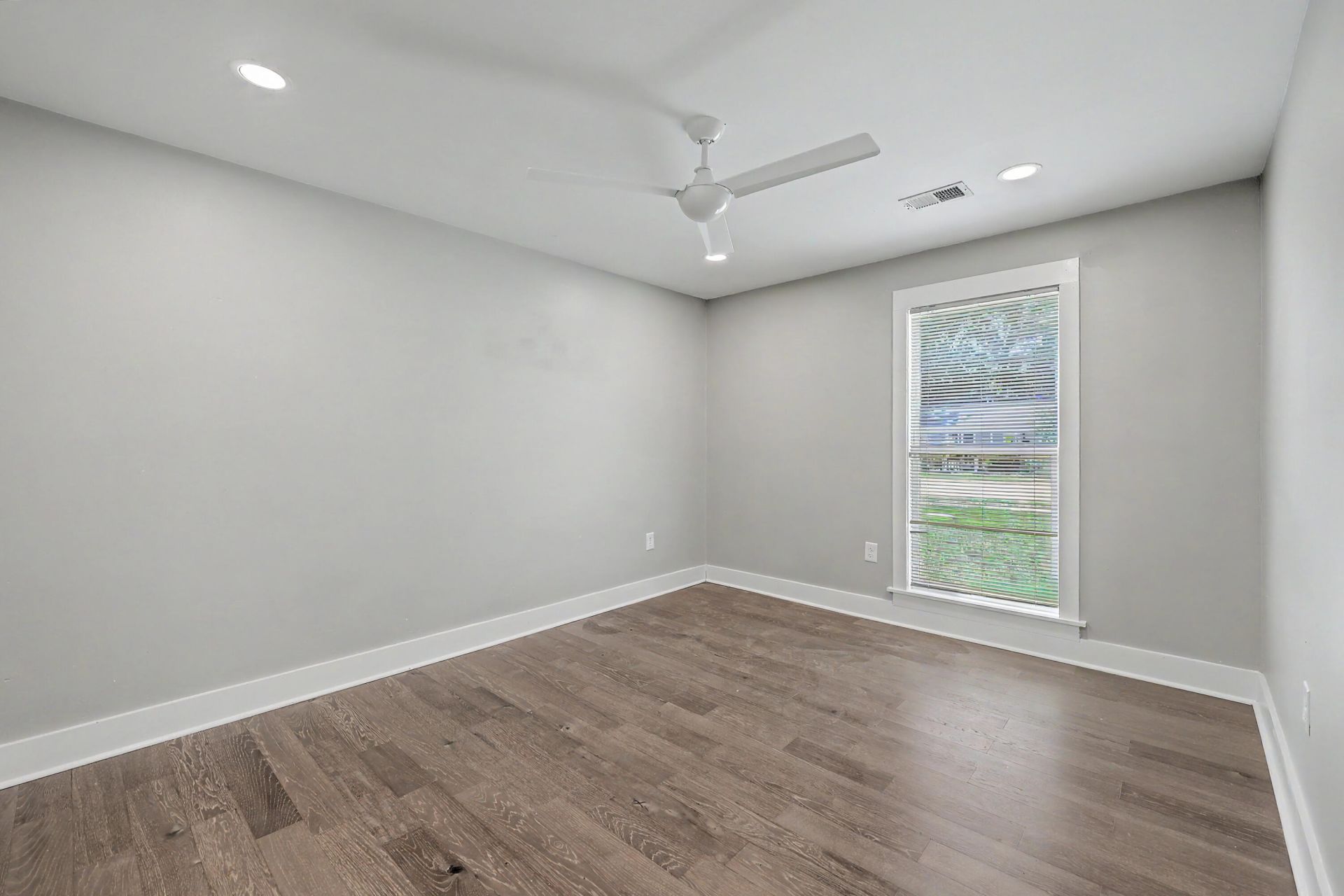 5026 Village Alley Photo 16