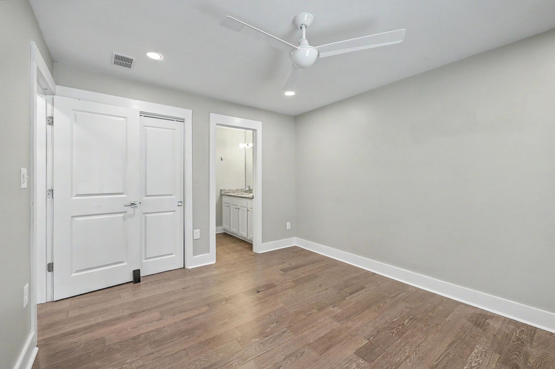 5026 Village Alley Photo 17