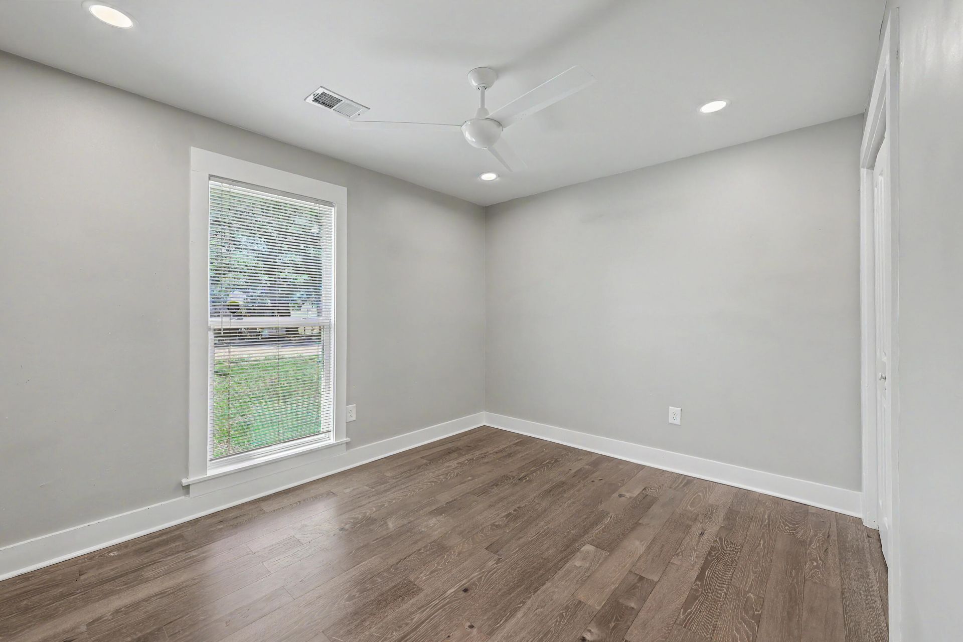 5026 Village Alley Photo 21