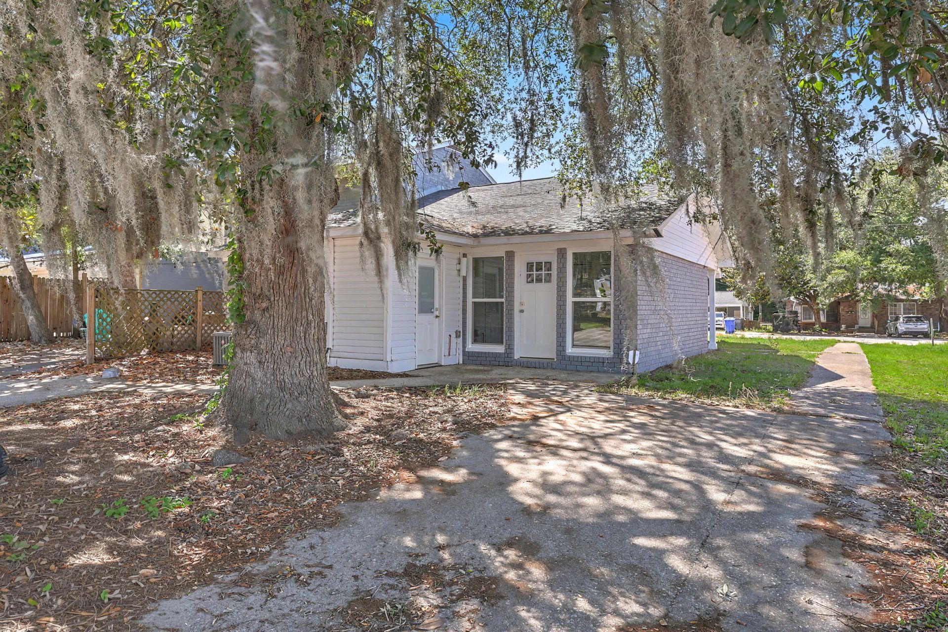 5026 Village Alley Photo 24