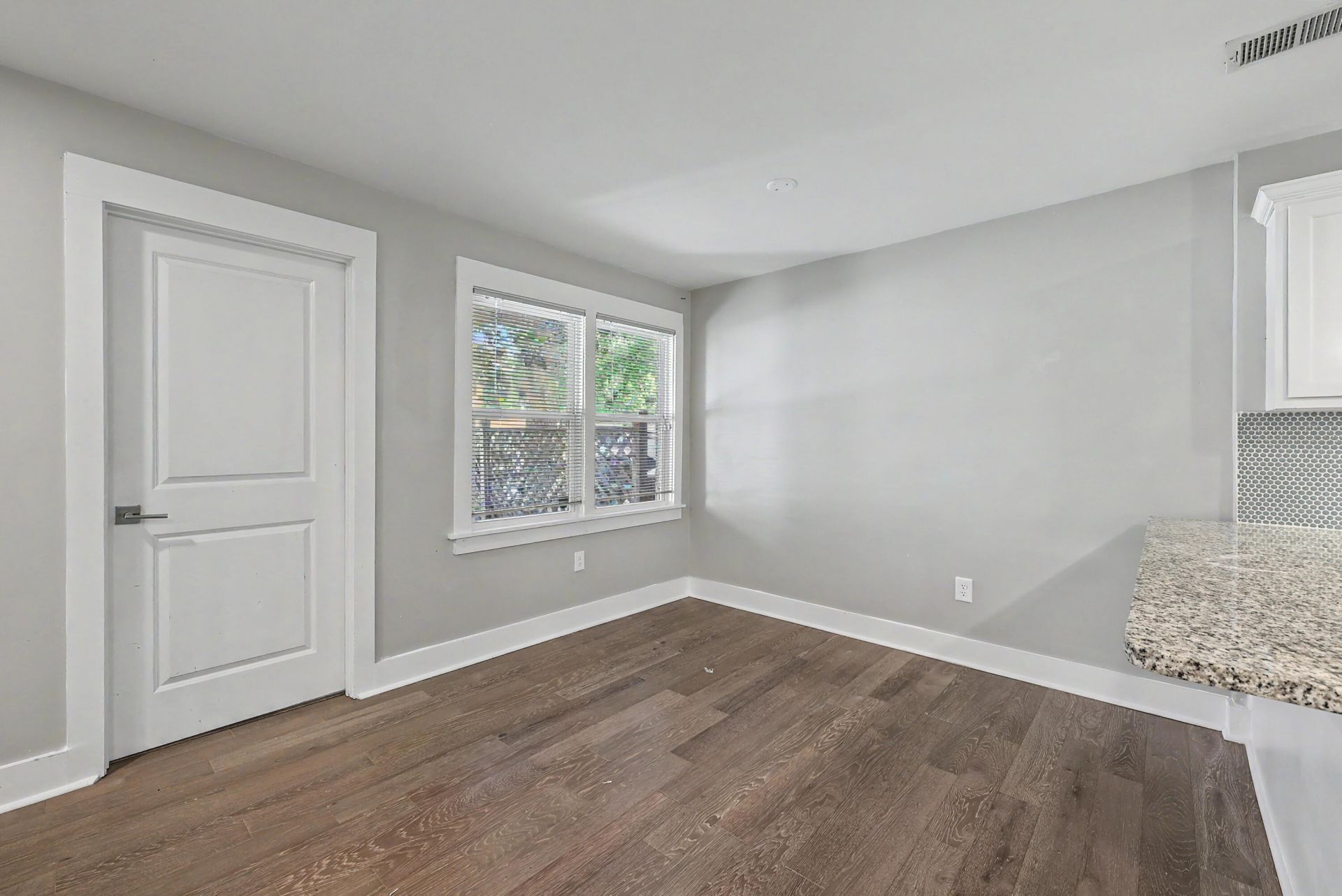 5026 Village Alley Photo 9