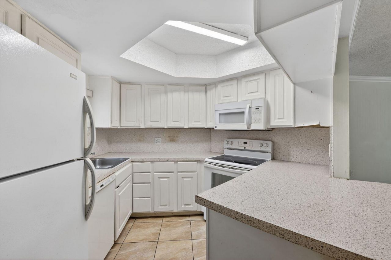 8373 Lake Drive, Unit 101, Doral, FL 33166 Photo