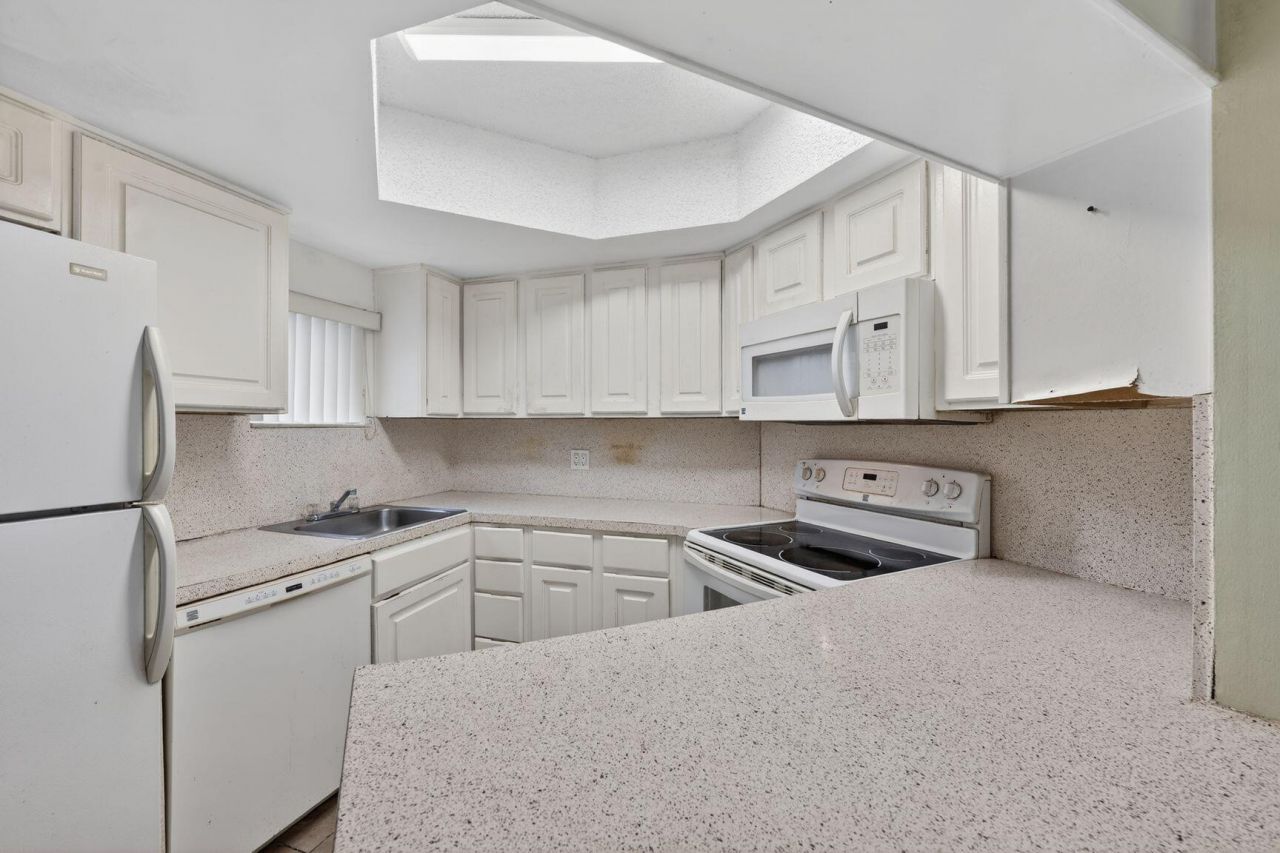 8373 Lake Drive, Unit 101, Doral, FL 33166 Photo