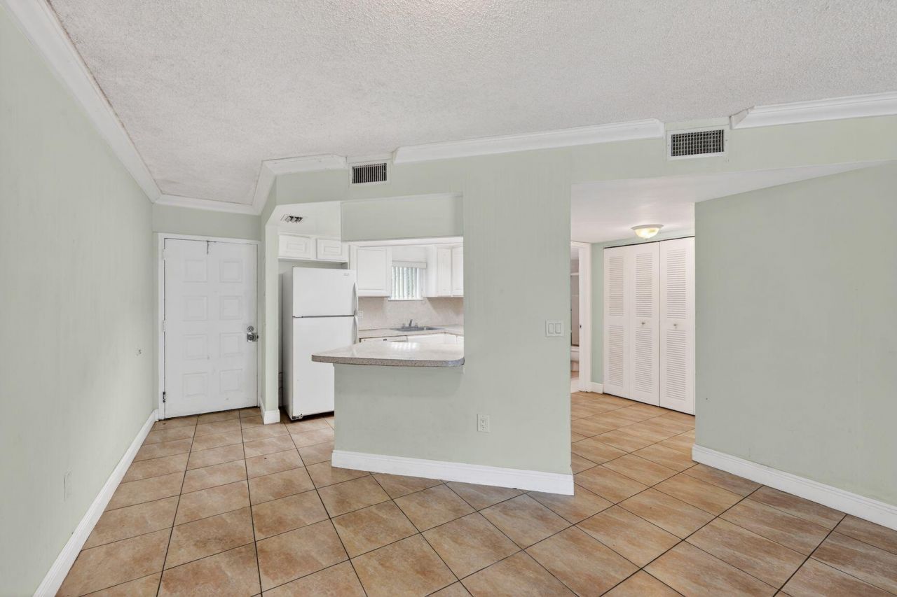 8373 Lake Drive, Unit 101, Doral, FL 33166 Photo