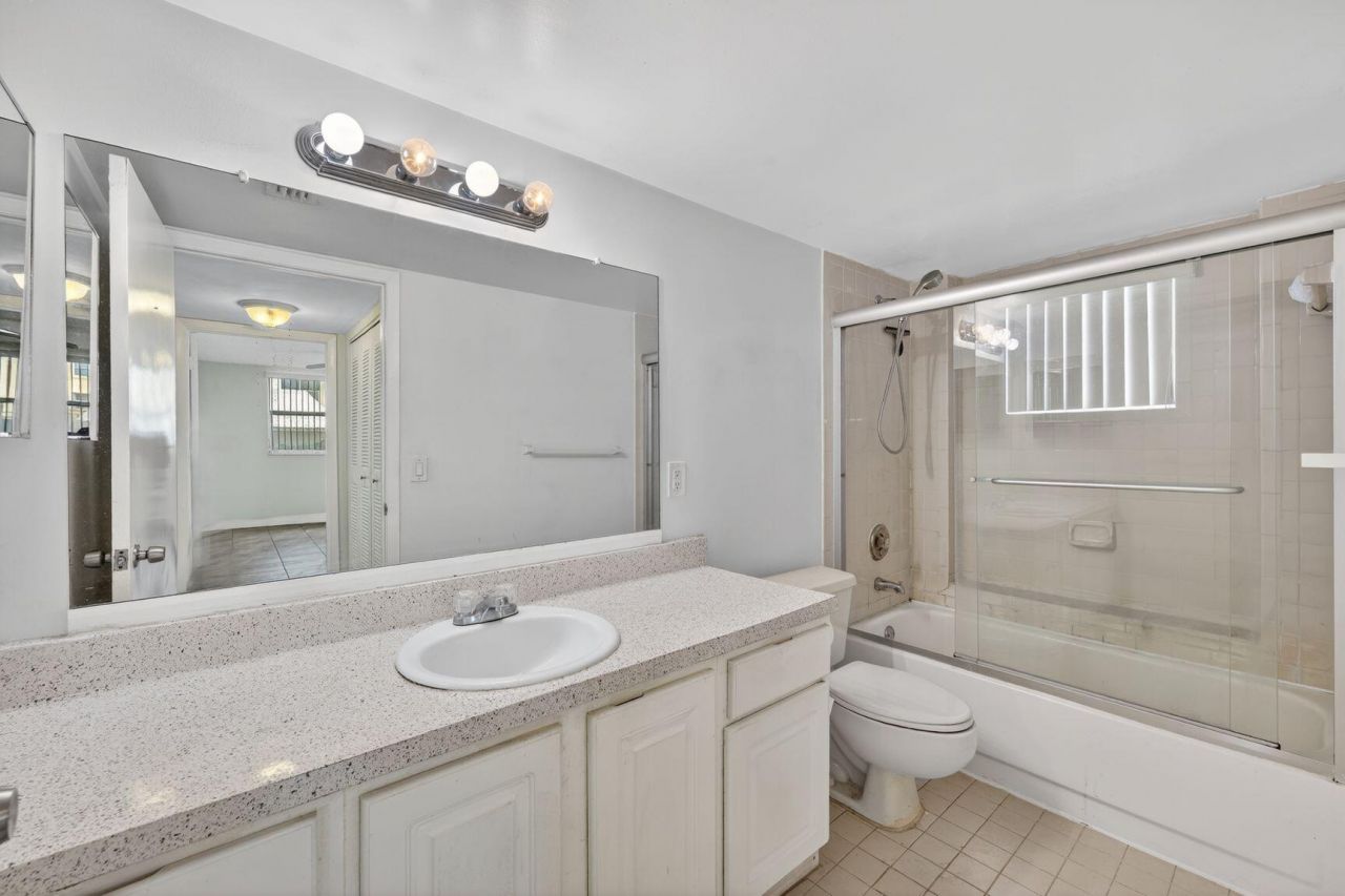 8373 Lake Drive, Unit 101, Doral, FL 33166 Photo