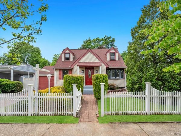 110 Penataquit Avenue , Bay Shore, NY 11706