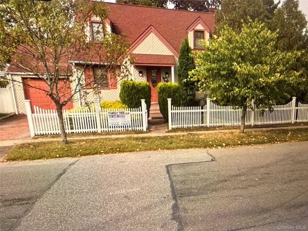 110 Penataquit Avenue , Bay Shore, NY 11706
