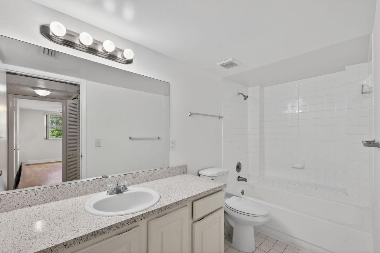 8353 Lake Drive, Unit 204, Doral, FL 33166 Photo
