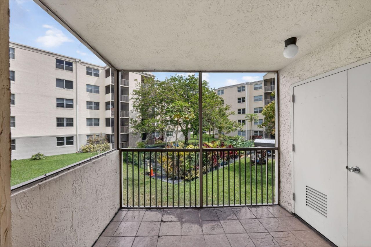 8353 Lake Drive, Unit 204, Doral, FL 33166 Photo